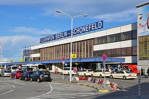 Почти 50 украинцев 'застряли' в аэропорту Берлина: названа причина авиаколлапса