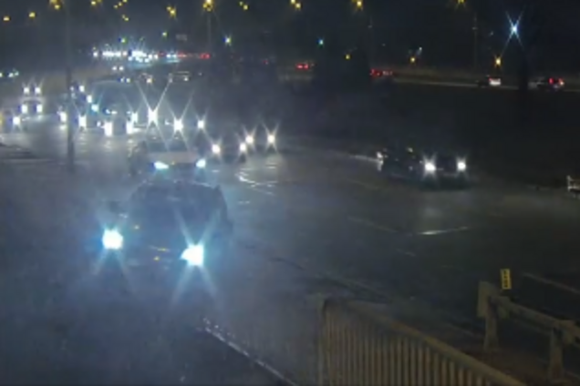 Появилось видео падения авто с моста в Киеве