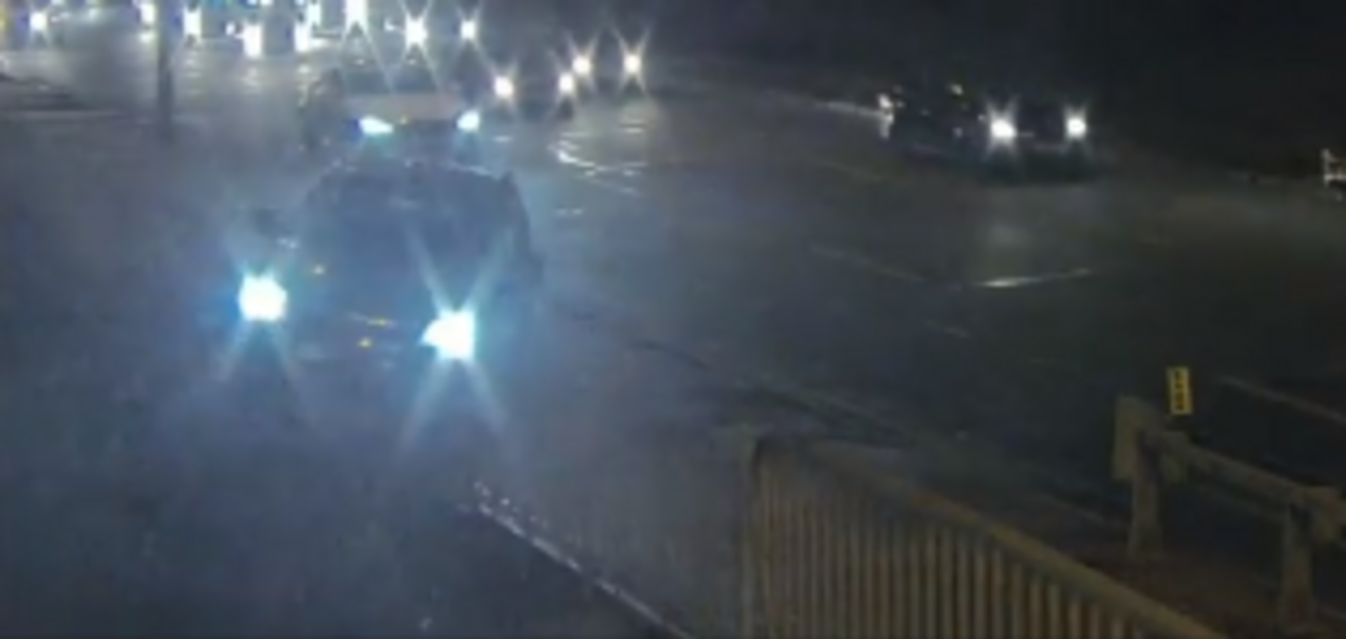 В Киеве автомобиль упал с моста