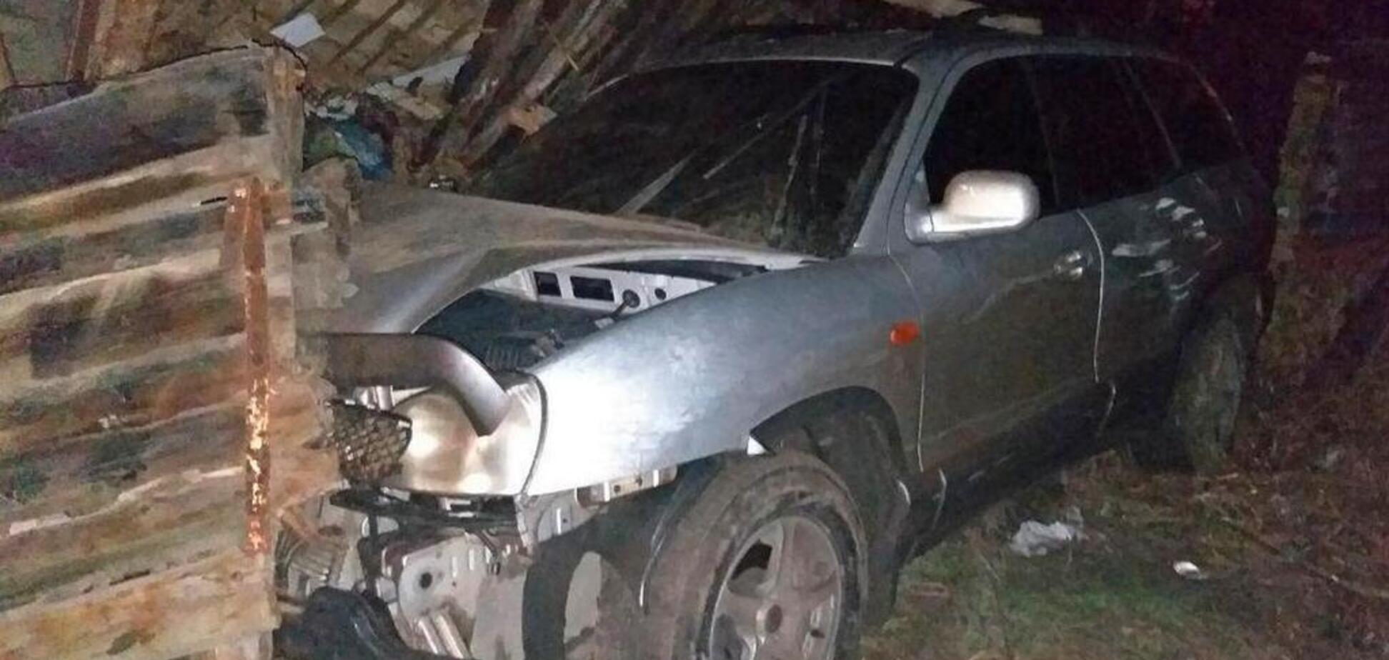 Пьяный водитель на скорости разнес сарай в Днепре: фото