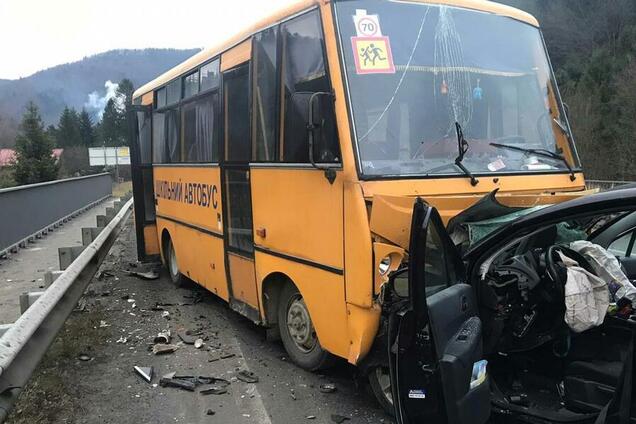 На Львовщине школьный автобус попал в страшное ДТП