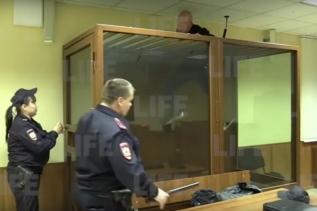 Убив сестру, "виганяючи бісів": у Москві небезпечний злочинець намагався втекти із суду через стелю. Епічне відео
