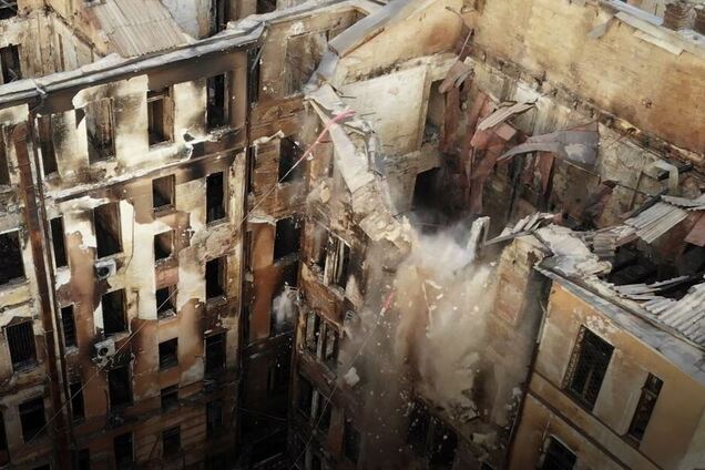 В Одессе обрушили часть стены сгоревшего колледжа