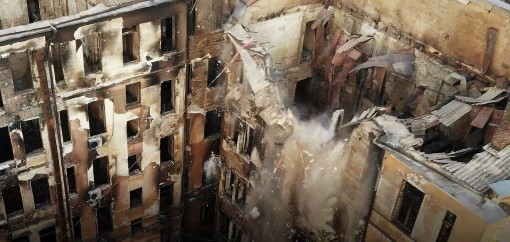 В Одесі обвалили частину стіни згорілого коледжу