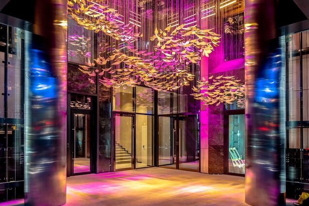 Магия стекла и света: в центре Киева появилась эксклюзивная композиция внутри куба ЖК CHICAGO Central House