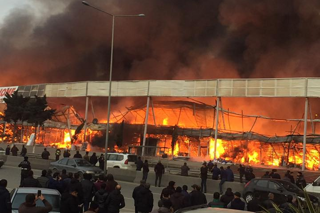 В Баку произошел масштабный пожар на рынке: сгорело 2 га площади