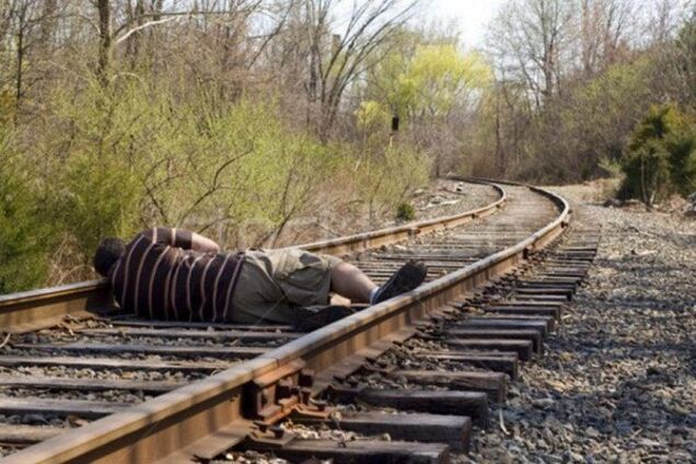 Под Днепром электричка переехала лежащего на рельсах мужчину