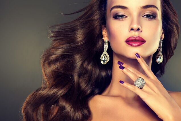 Як не виглядати вульгарно: 4 способи стильно носити прикраси після 30 років