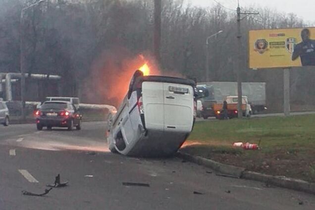 Авто перевернулось и загорелось: в Днепре случилось жуткое ДТП с пострадавшими. Фото и видео