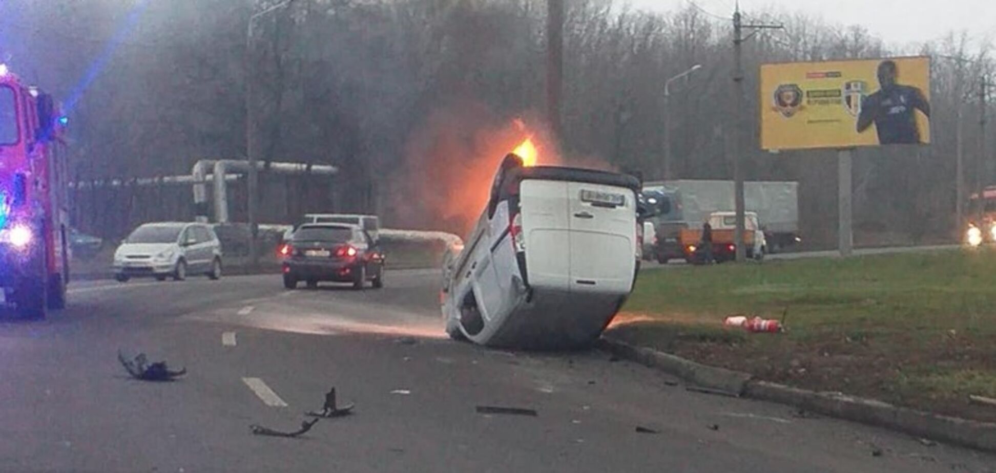 Авто перевернулося й загорілося: у Дніпрі трапилася жахлива ДТП з потерпілими. Фото та відео