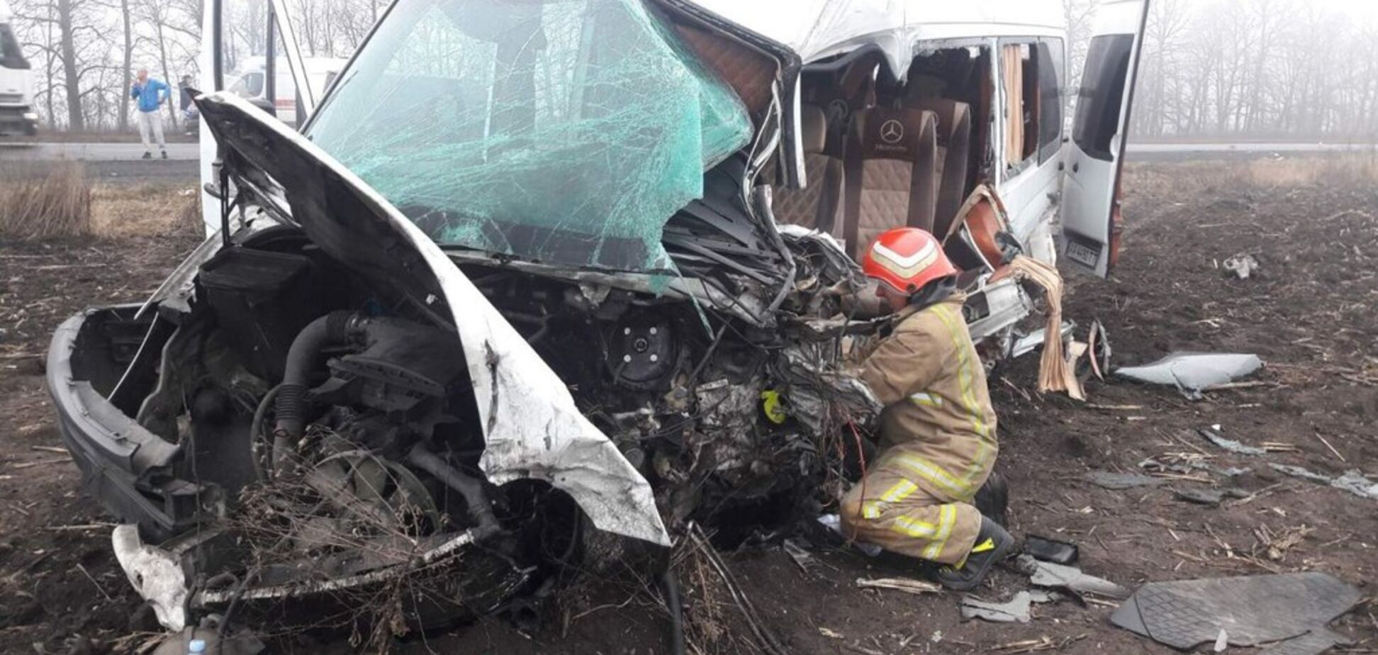 На Черкасщине бус с людьми попал в тяжелое ДТП с фурой: есть пострадавшие. Фото