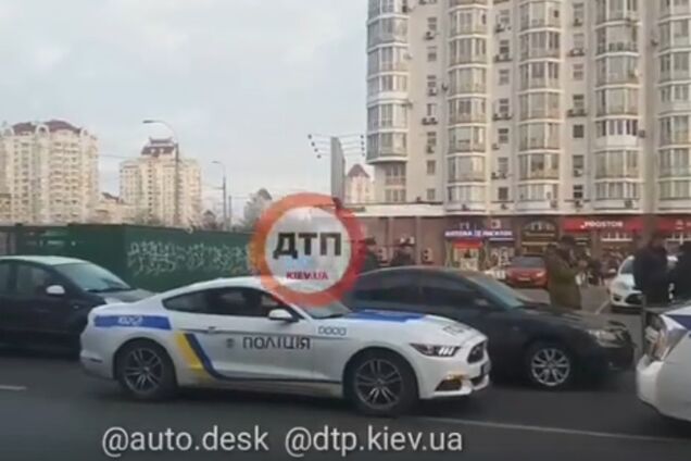 Патрульних Києва розгнівав Ford Mustang з поліцейською символікою