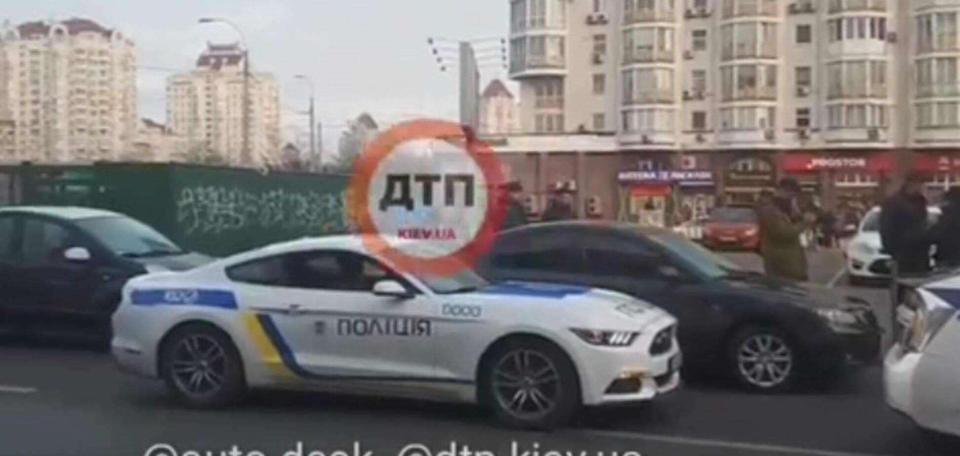 Патрульных Киева разгневал Ford Mustang с полицейской символикой
