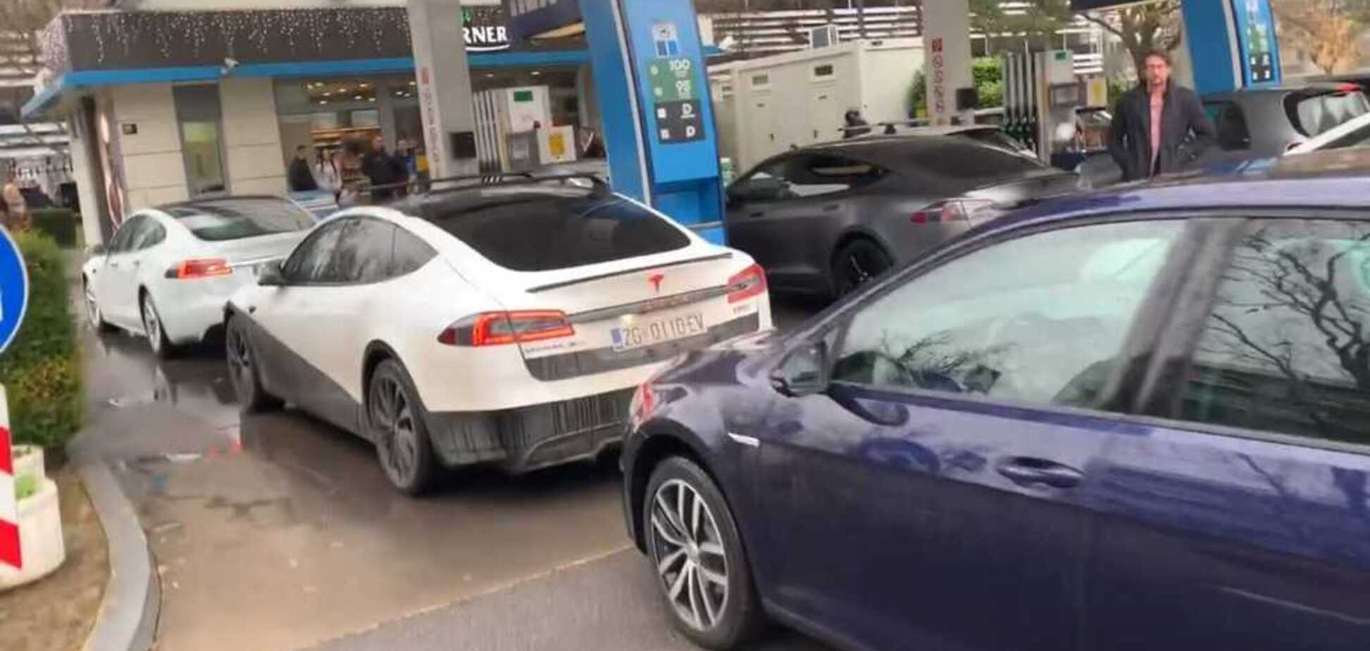 Владельцы электрокаров жестко отомстили водителям бензиновых авто