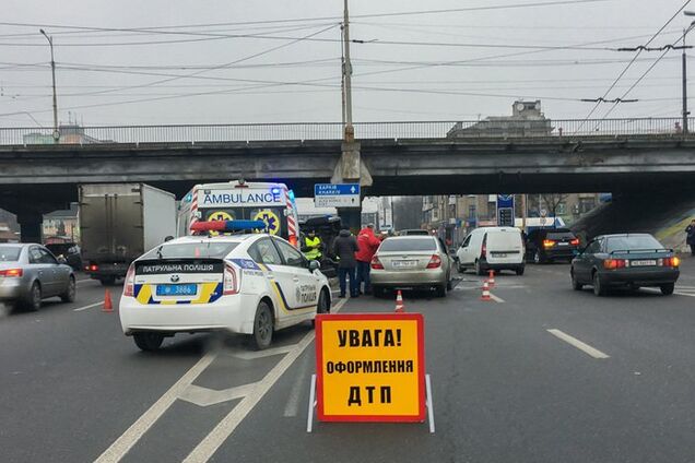 Вилетів на зустрічну: в Дніпрі трапилася серйозна ДТП з переворотом. Фото