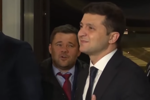 Співав і висовував язика: Богдан за спиною у Зеленського здивував безглуздою поведінкою