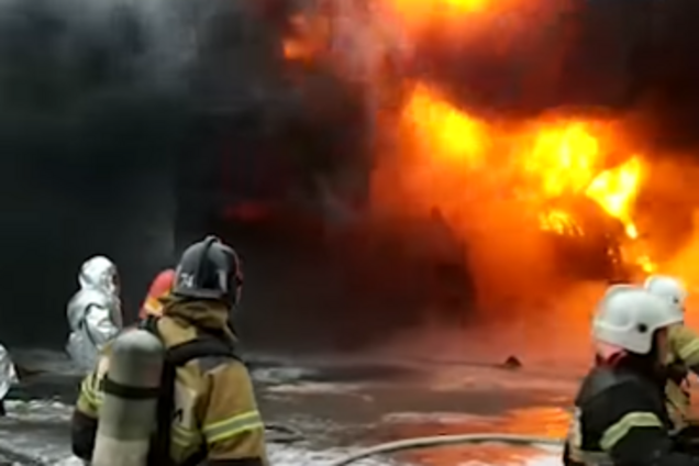 Чути вибухи: у Росії на заводі трапилася масштабна пожежа. Відео