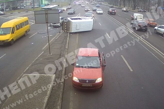 Появилось видео с моментом жесткого ДТП с переворотом в Днепре