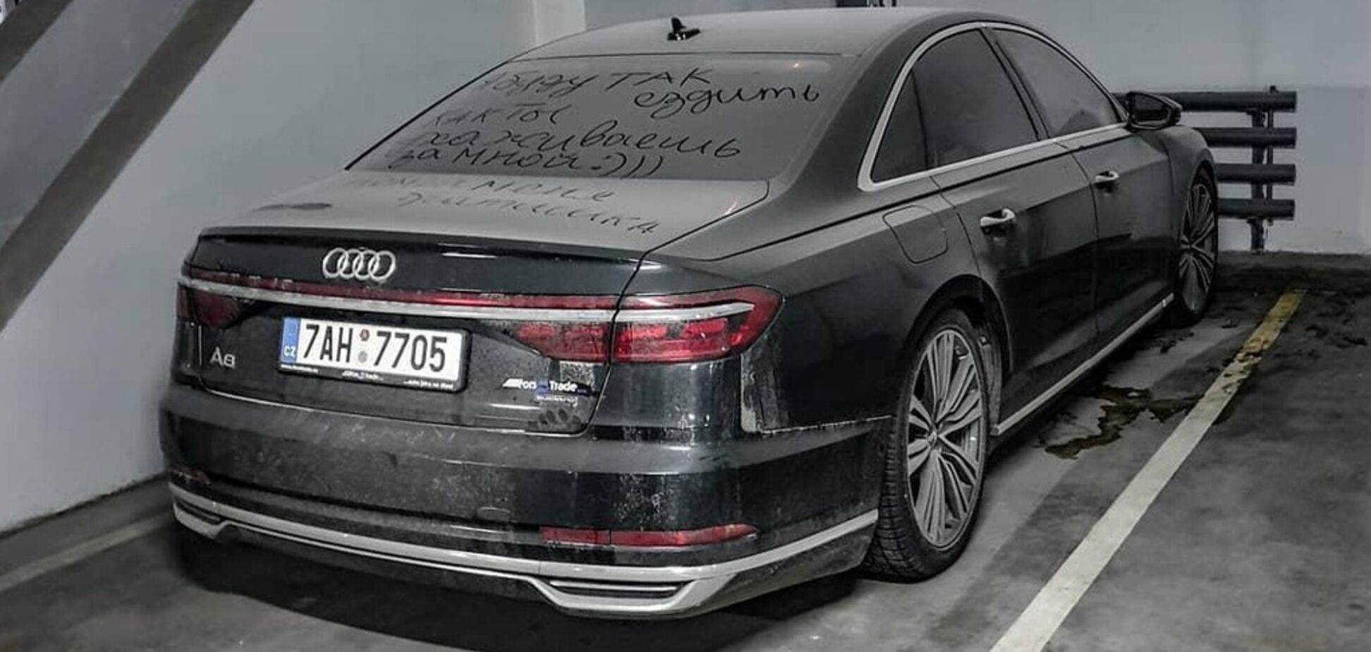 Вже вкрилася пилом: в Україні знайшли покинутою нову Audi A8
