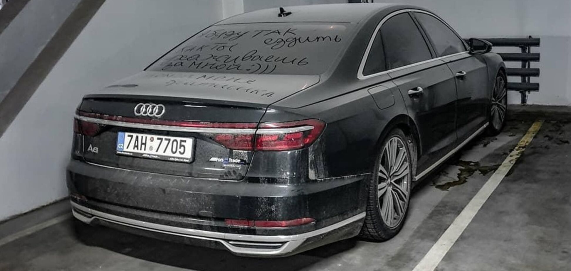 Уже покрылась пылью: в Украине нашли брошенной новую Audi A8
