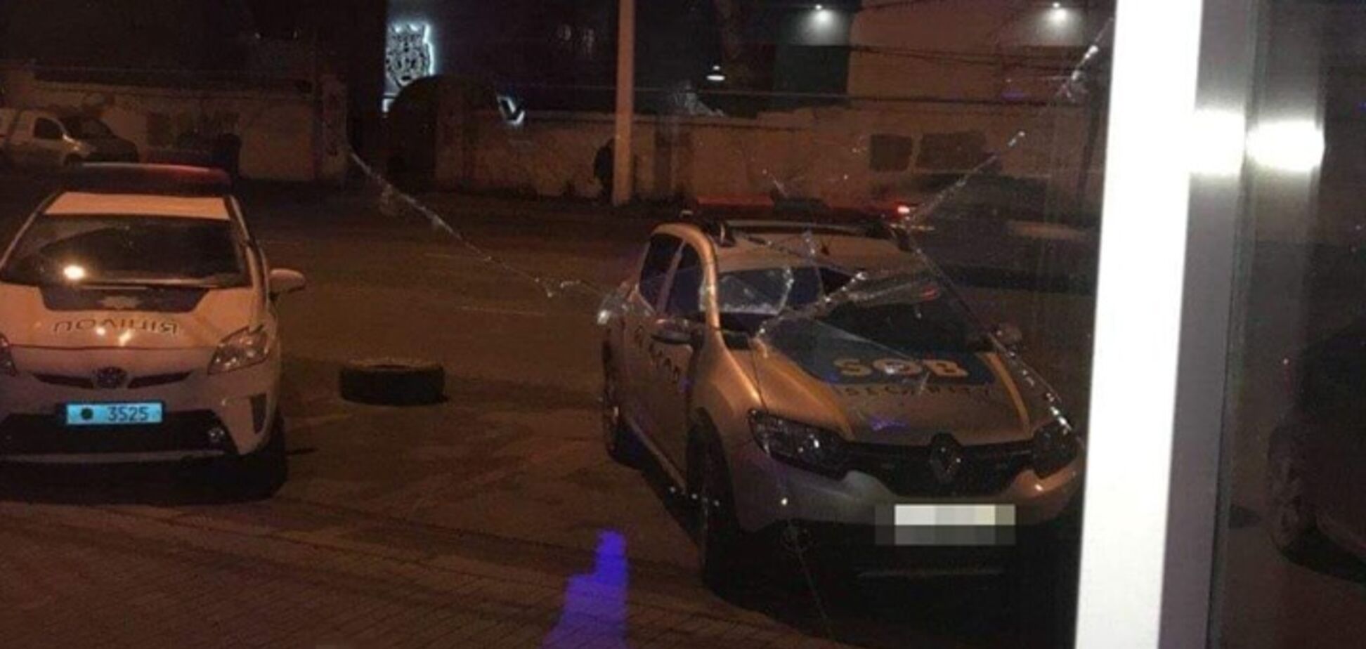 Женщина разбила витрину автосалона в Одессе