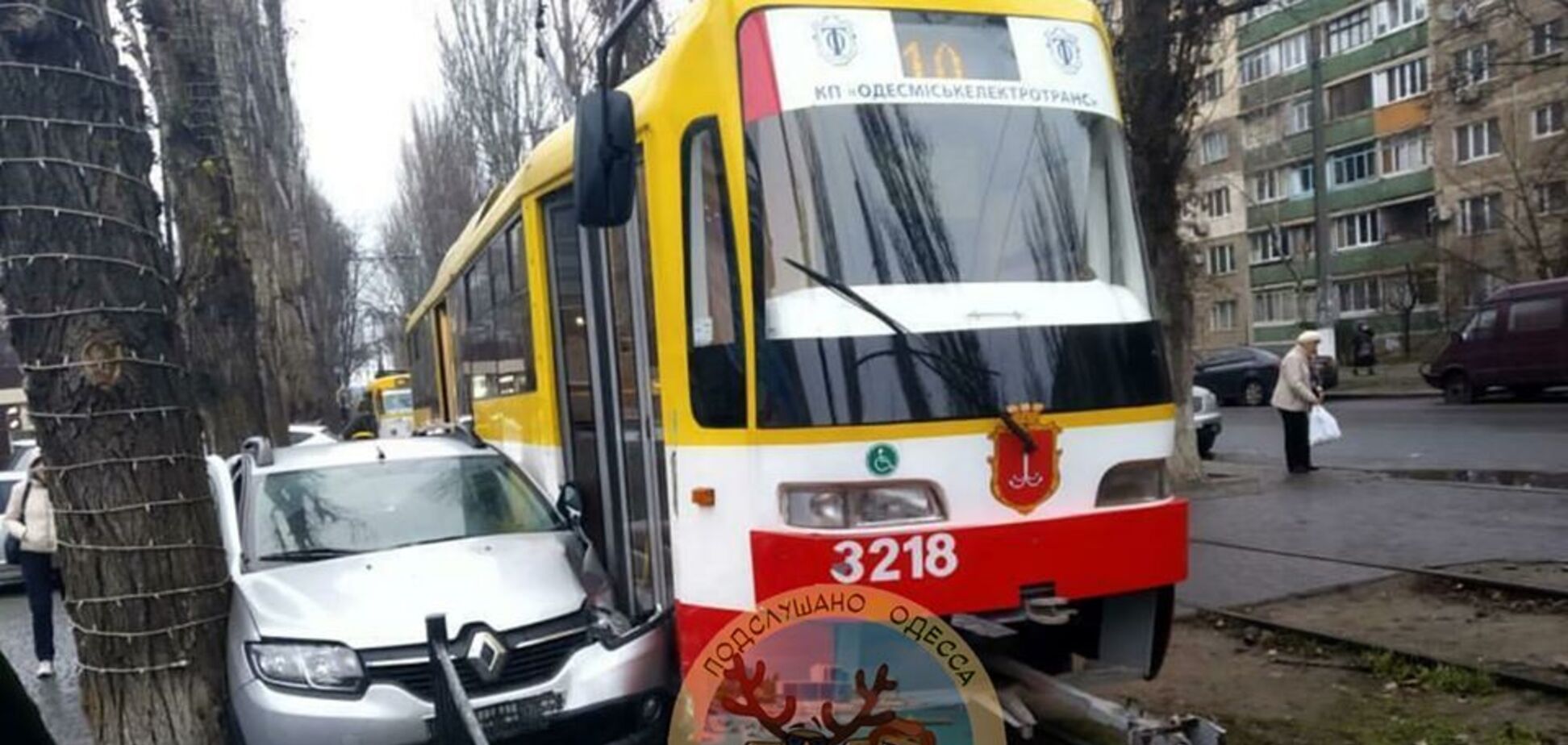 В Одесі трамвай суворо провчив автохама