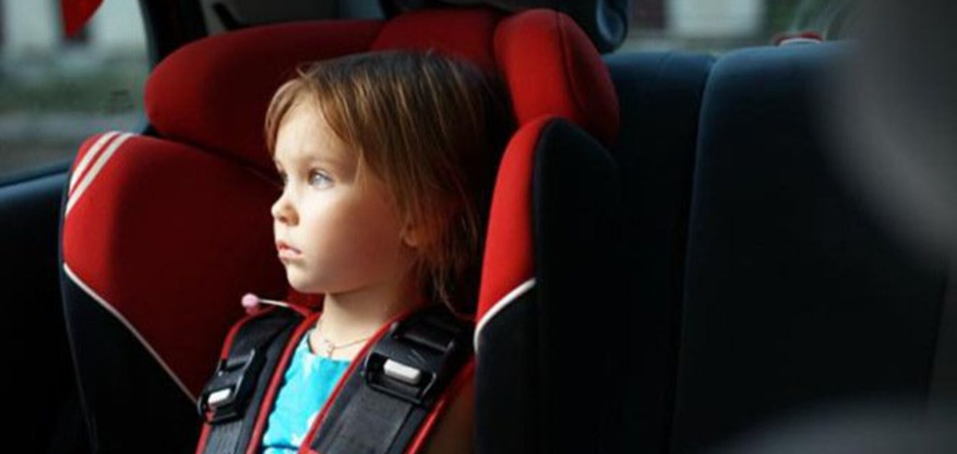 В Днепре служба такси блокирует водителей за отказ везти детей без автокресла