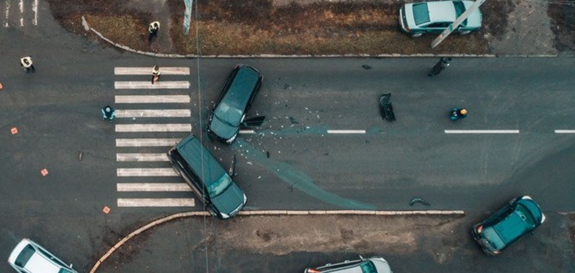 Куски авто – по всей дороге: водители устроили жесткое ДТП в Днепре. Фото и видео
