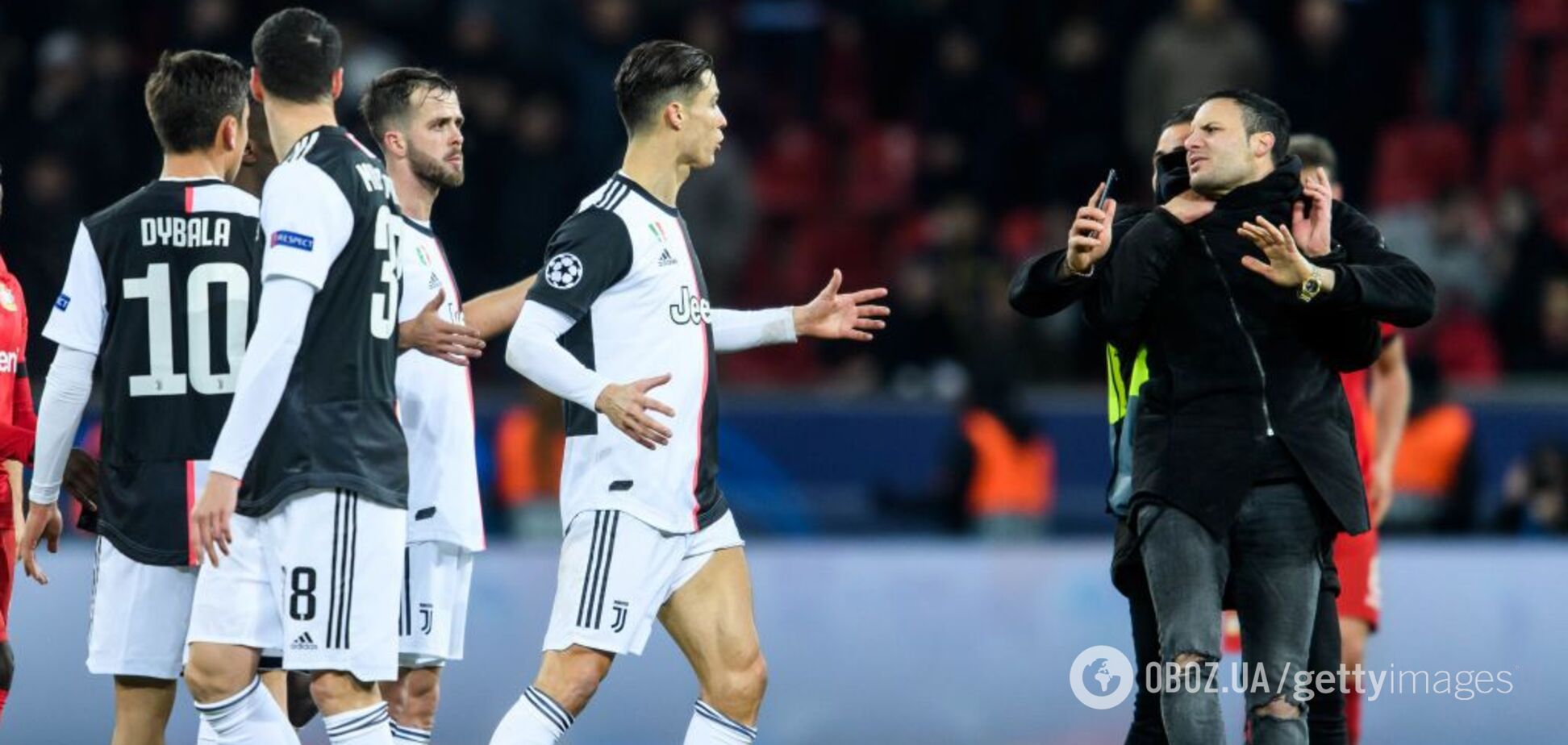 Роналду чуть не избил пристававшего к нему фаната - фото, видео