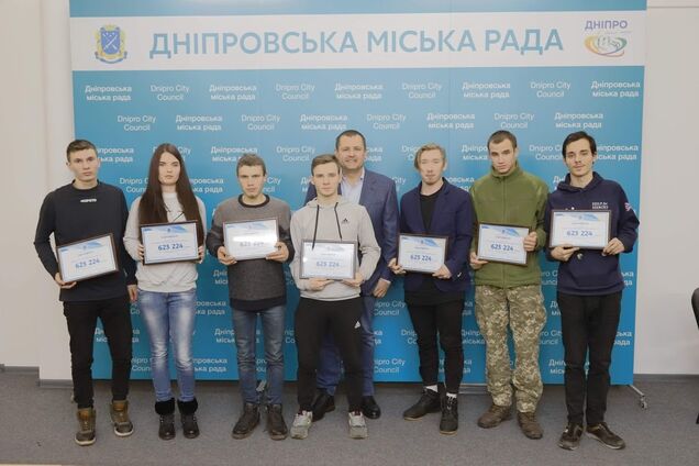 Филатов вручил днепрянам сертификаты на приобретение квартир