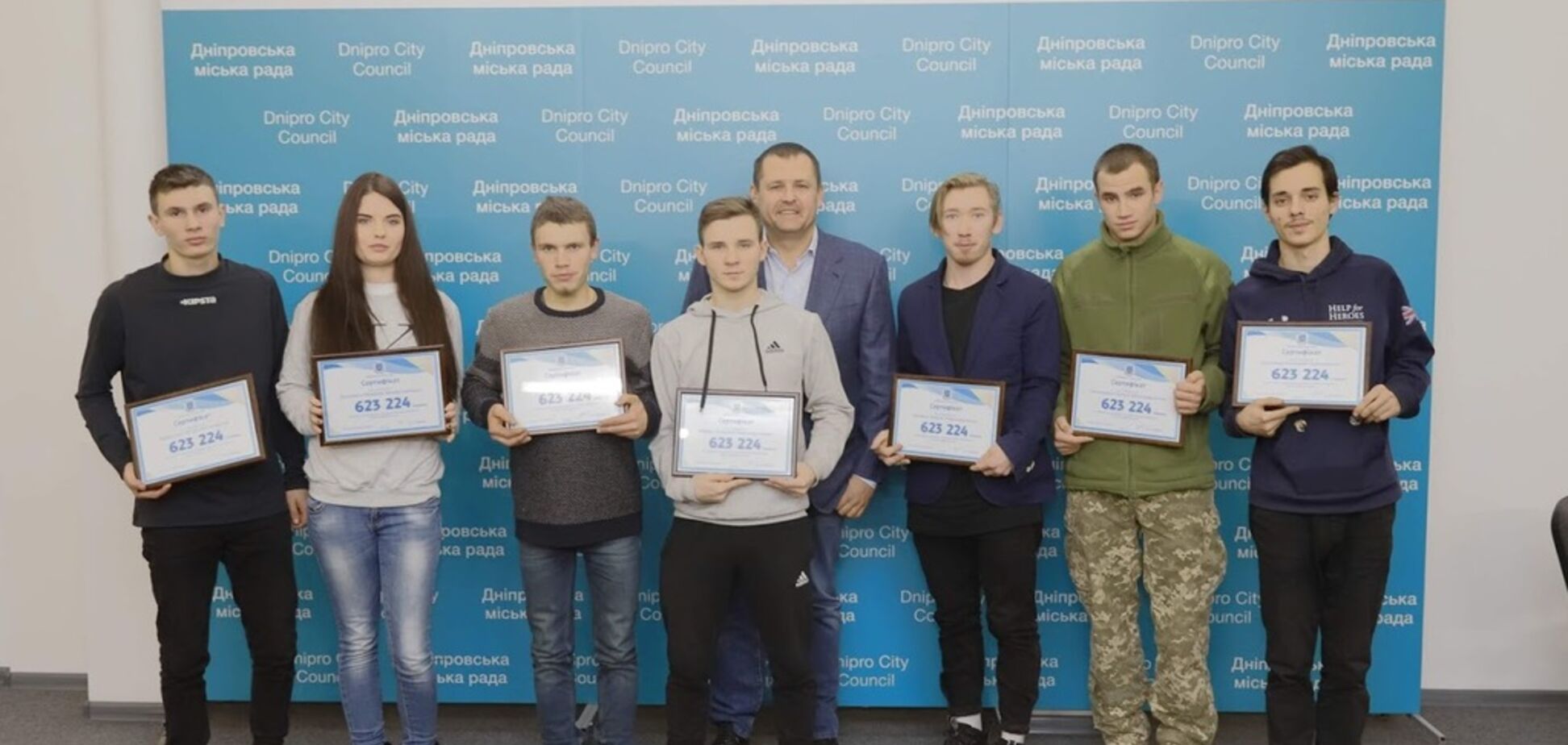 Филатов вручил днепрянам сертификаты на приобретение квартир