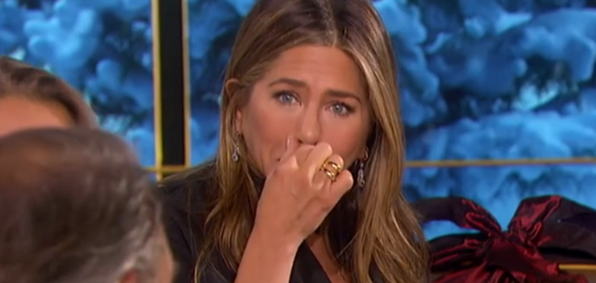 Еністон розплакалася в прямому ефірі через сімейну драму: опубліковано відео