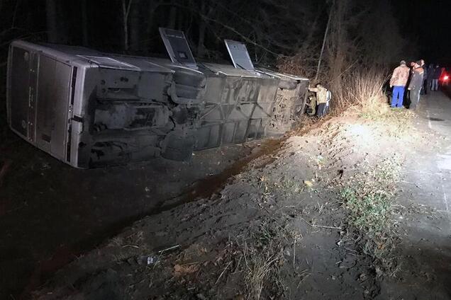Слетел с дороги и перевернулся: автобус из Днепра попал в ДТП по дороге в Польшу
