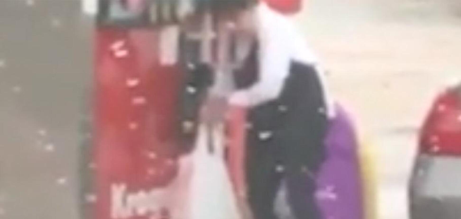 Водители были в шоке: женщина на АЗС залила бензин в пакеты. Видео