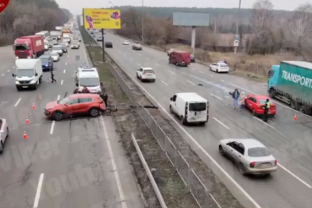 В Киеве авто после страшного столкновения вылетело на встречку