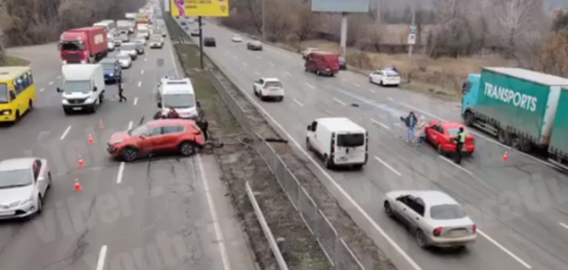 В Киеве авто после страшного столкновения вылетело на встречку