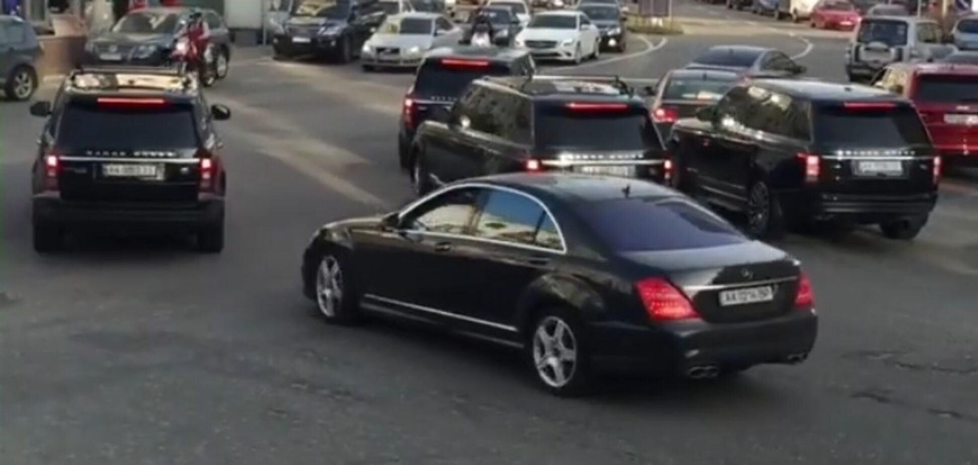 В столице засняли эффектный кортеж с пятью черными Range Rover