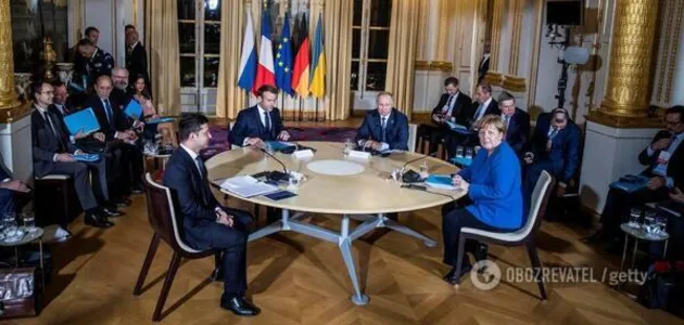 Путина на встрече с Зеленским охранял человек с пистолетом