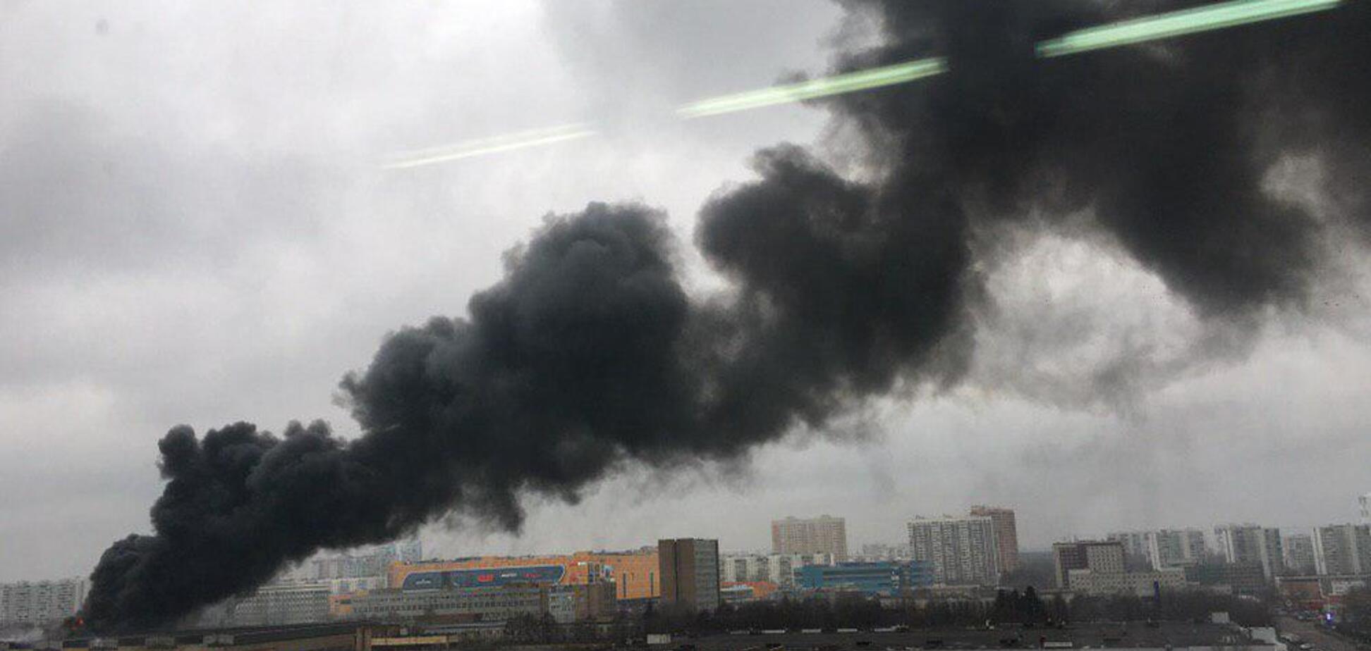 У Москві трапилася масштабна пожежа на складах: є потерпілі. Відео