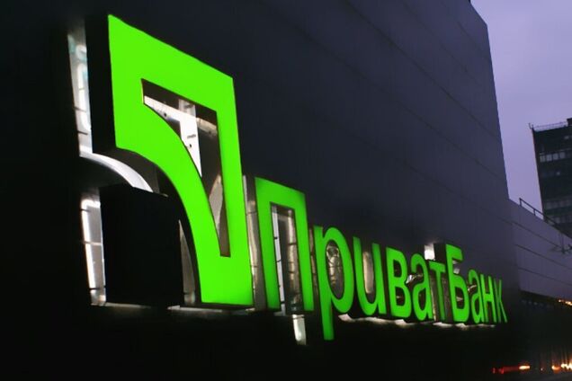 Була стрілянина? У центрі Києва розгромили відділення ПриватБанку