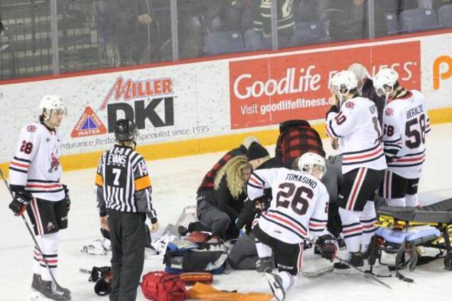 Не для вразливих: канадському хокеїсту розірвали ногу ковзаном