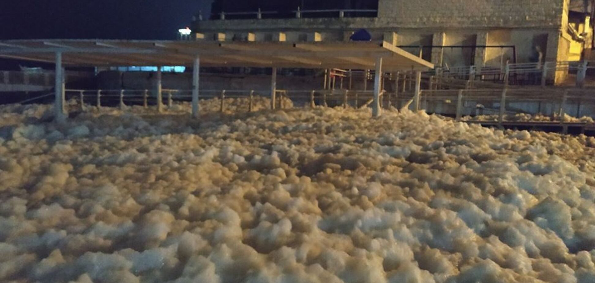 Пляжи “вспенились”: последствия шторма на побережье Одессы