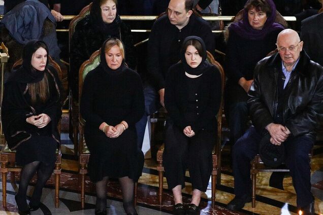 Положила в гроб: жена Лужкова на похоронах озадачила россиян