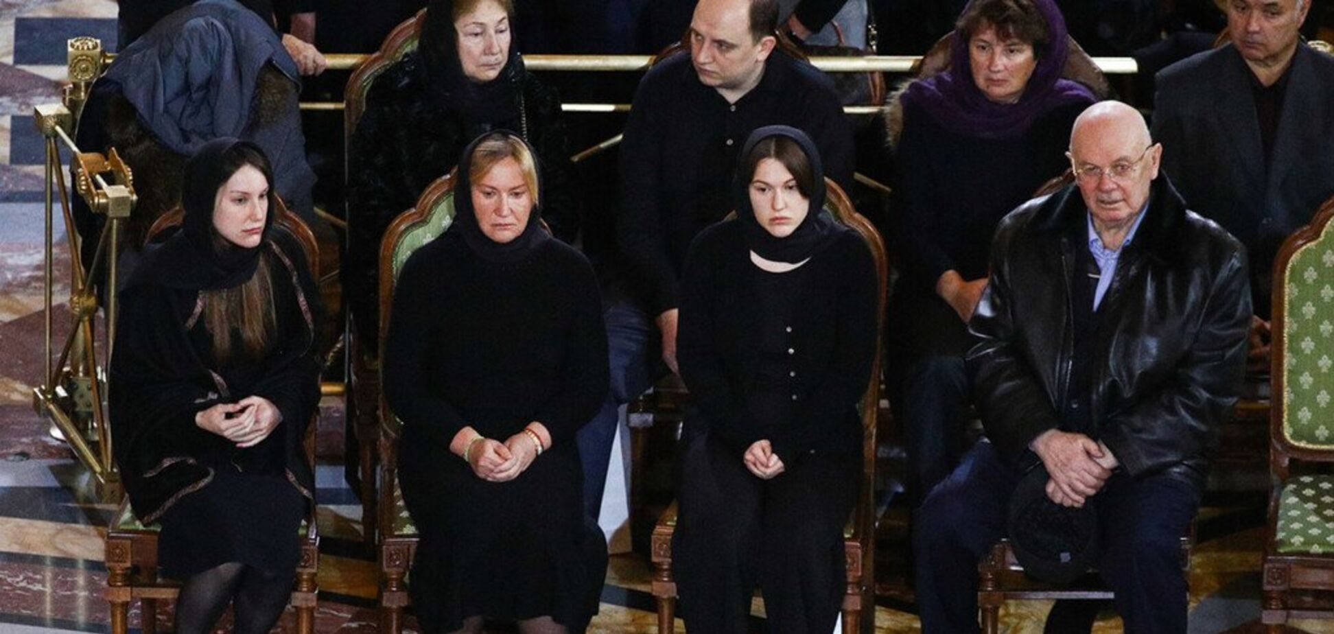 Положила в гроб: жена Лужкова на похоронах озадачила россиян