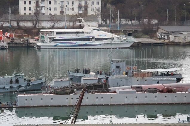 У Севастополі затонув плавучий док з російським підводним човном: унікальні кадри