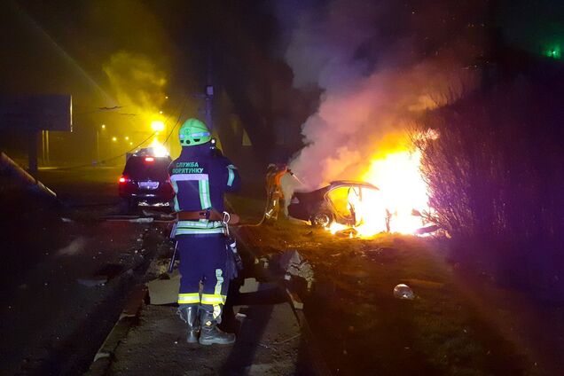 Авто згоріло, водій загинув: в Дніпрі трапилася страшна ДТП. Фото