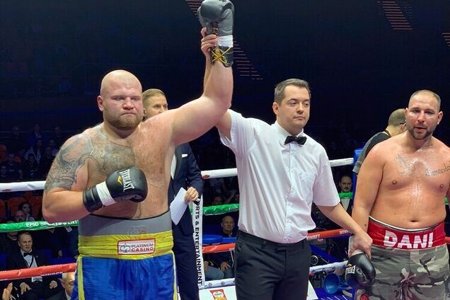 Непобедимый украинский супертяж забил соперника в ярком бою - опубликовано видео