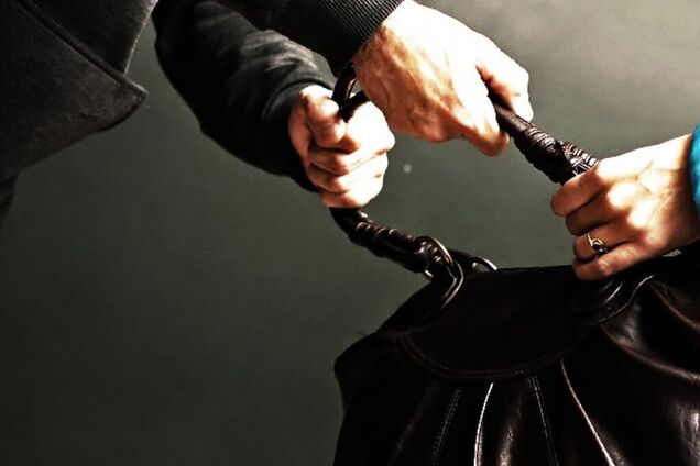 У пенсионерки в Одессе отобрали 18 тысяч долларов (иллюстрация)