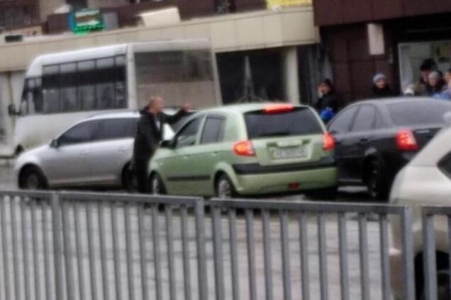 Бегал по дорогам и бил людей: в Днепре поймали агрессивного мужчину. Видео