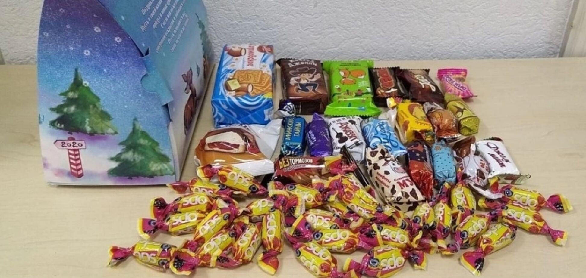 Спасибо, что живой: в Крыму оккупанты пытались скормить детям несъедобные конфеты